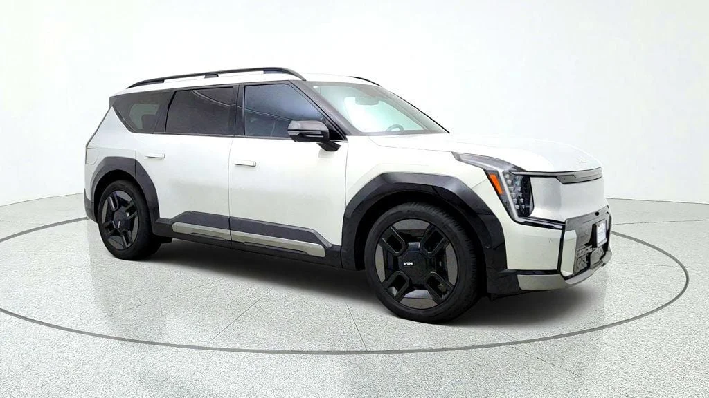 Used 2024 Ivory Silver Kia GT-Line AWD image 3