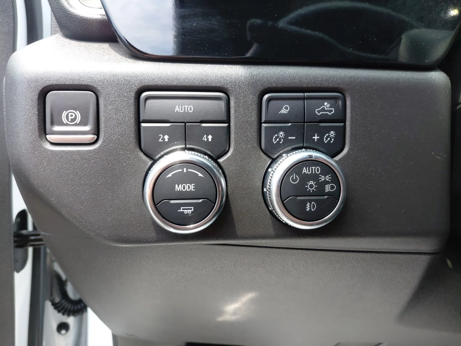 Used 2025 White GMC SLT image 38