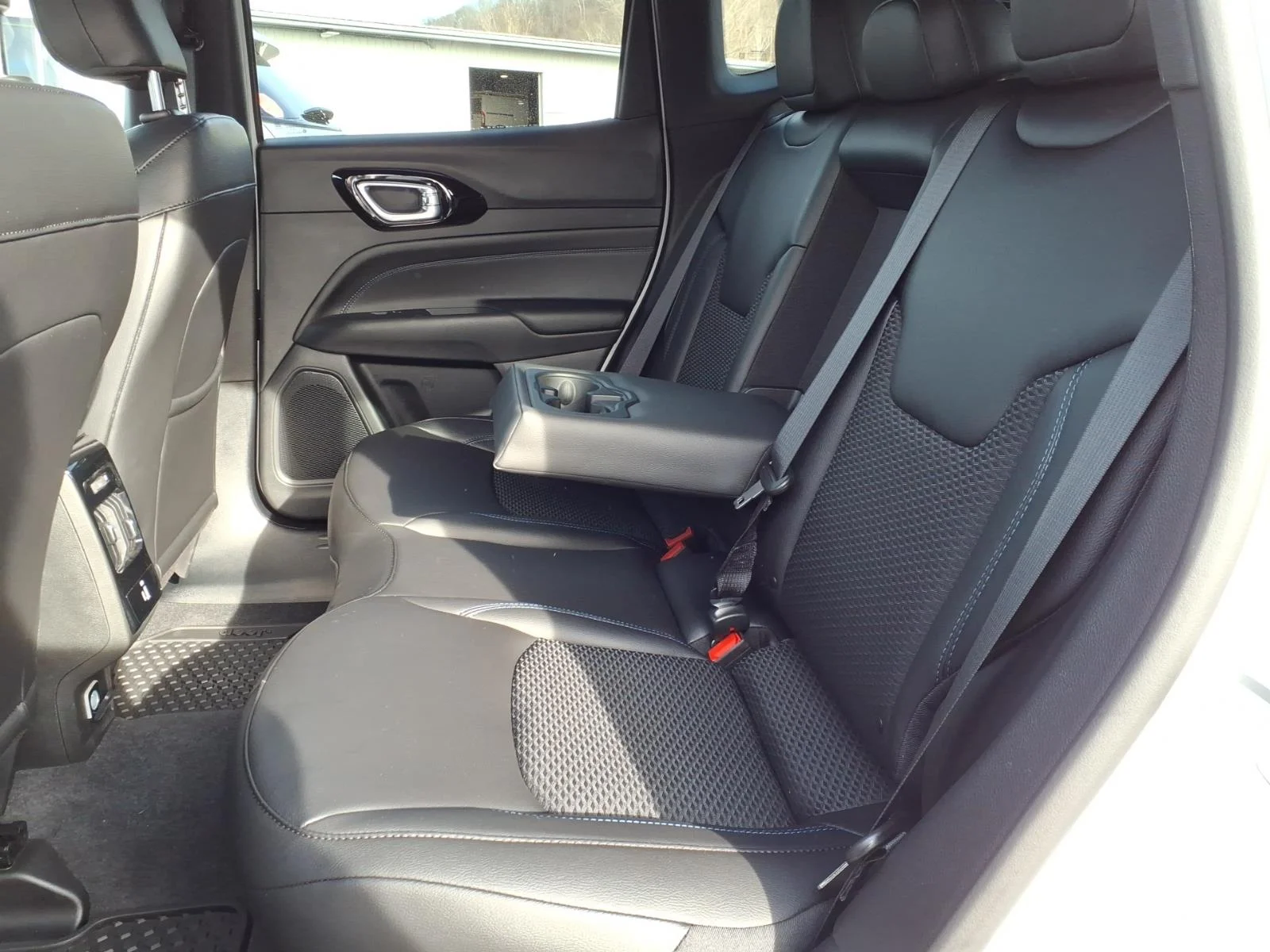 New 2026 Bright White Clear-Coat Exterior Paint Jeep Latitude image 5
