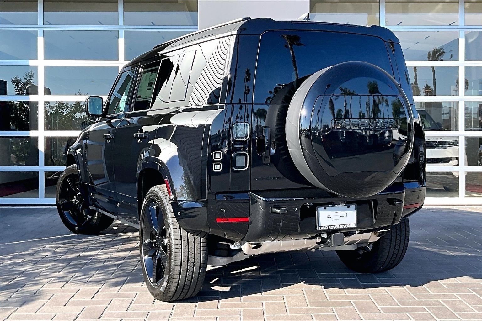 New 2026 Santorini Black LAND ROVER X-Dynamic SE image 3