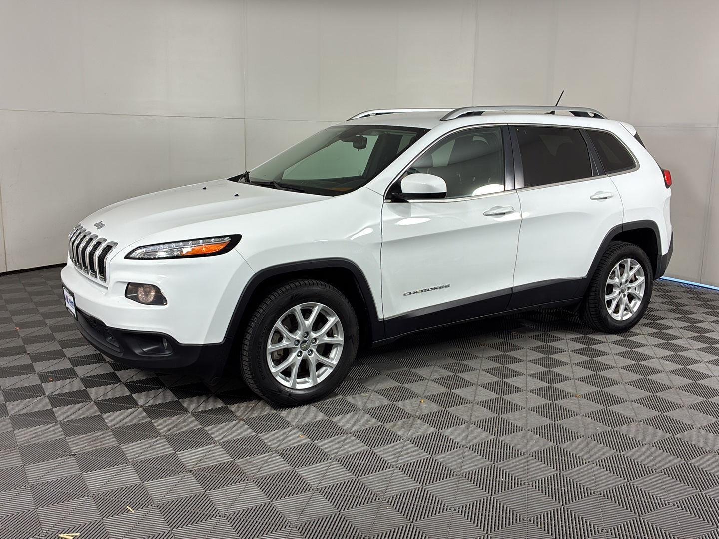 Used 2015 Bright White Clearcoat Jeep Latitude image 1