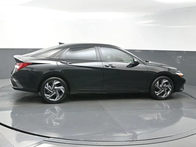 Used 2025 Black Hyundai SEL Sport image 8