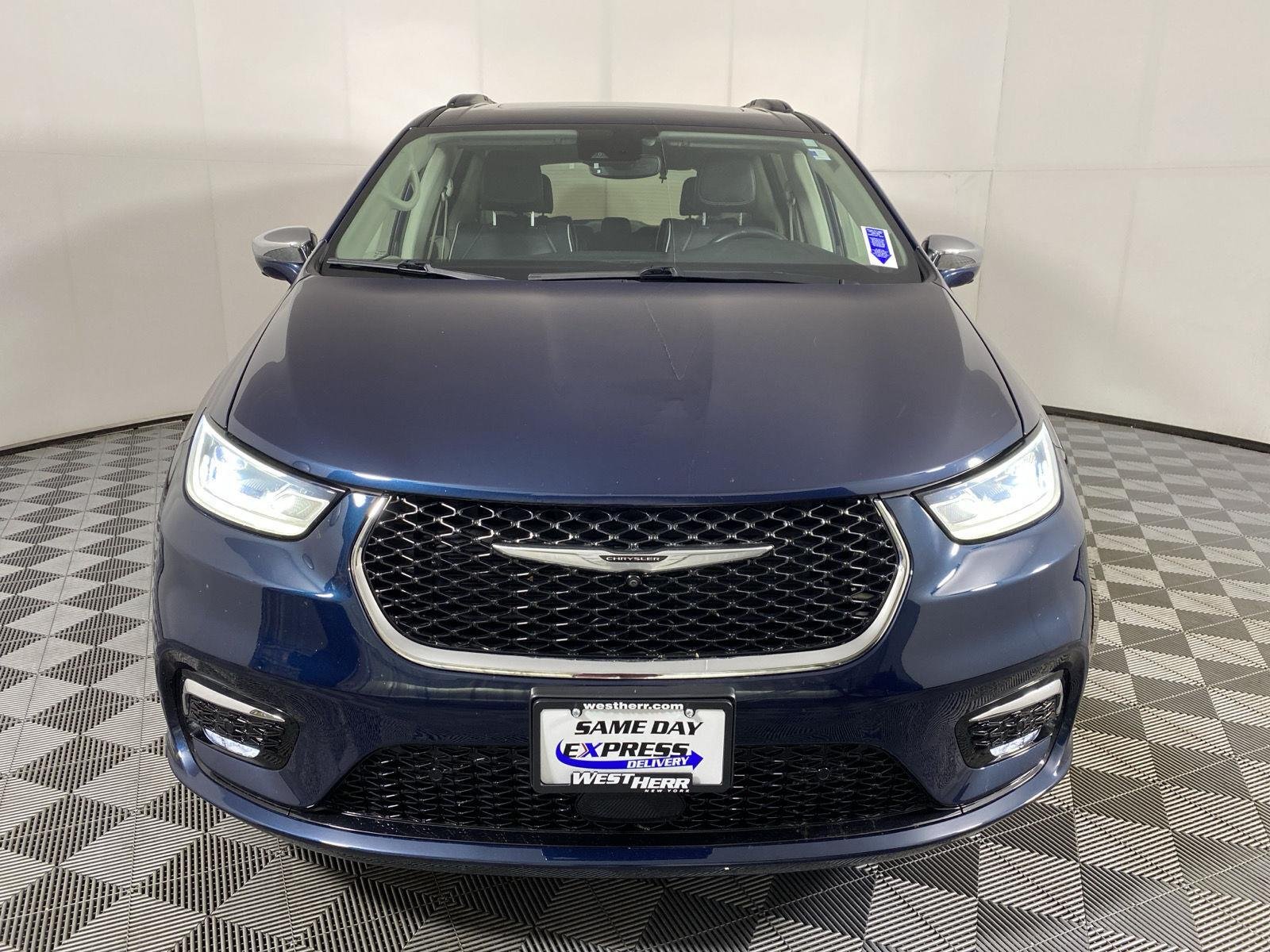 Used 2022 Fathom Blue Pearlcoat Chrysler Limited image 8