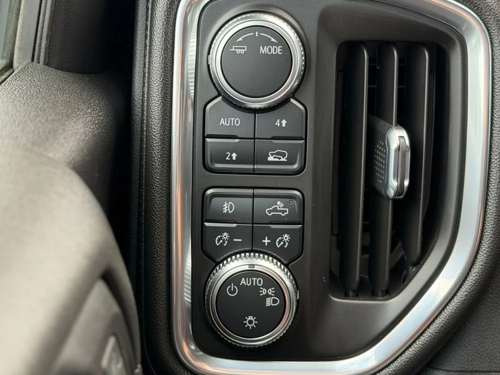 Used 2022 White GMC Elevation image 24