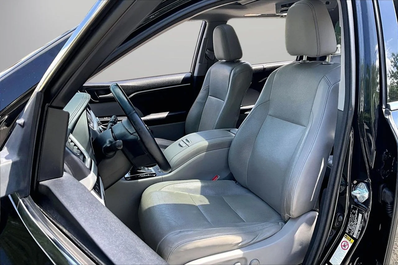 Used 2015 Black Toyota Limited image 22