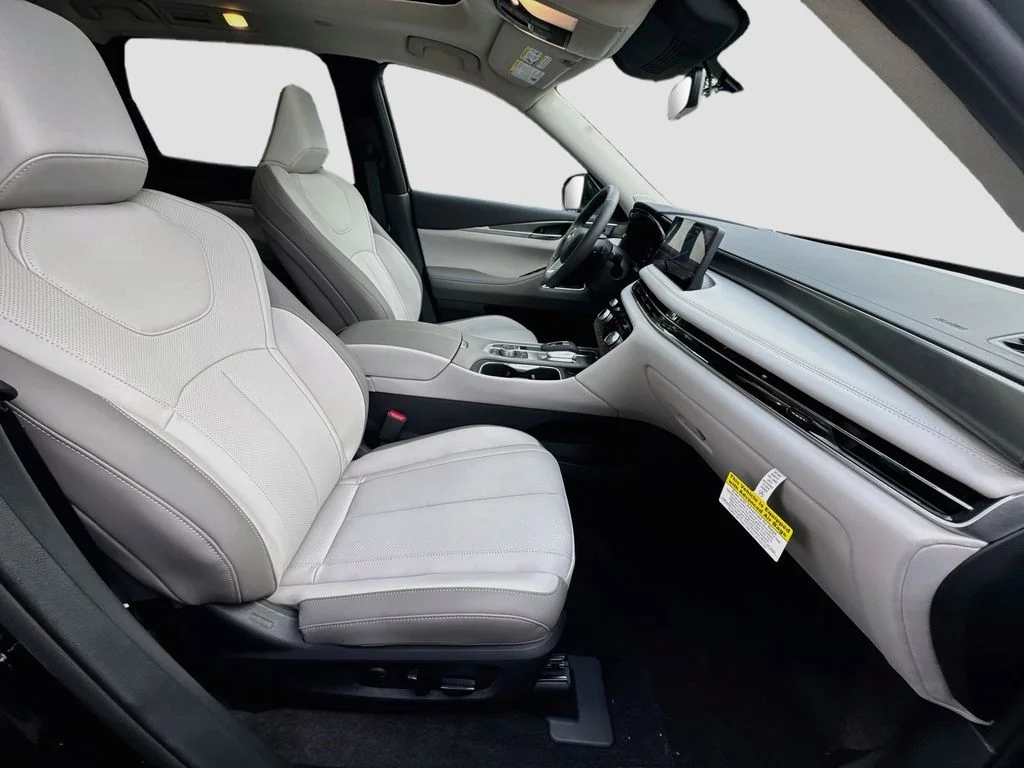 New 2027 MINERAL BLACK INFINITI Luxe FWD image 31