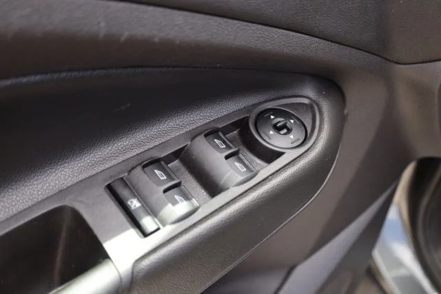 Used 2015  Ford S image 22