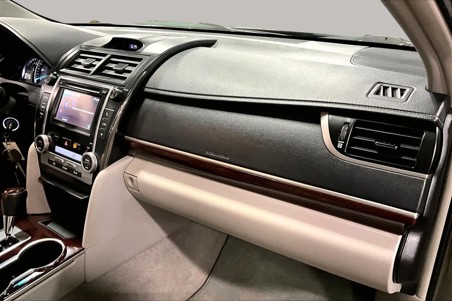 Used 2014 Cypress Pearl Toyota XLE image 18