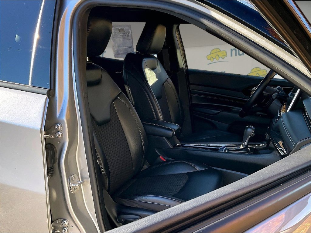 Used 2022 Silver Jeep Latitude image 11