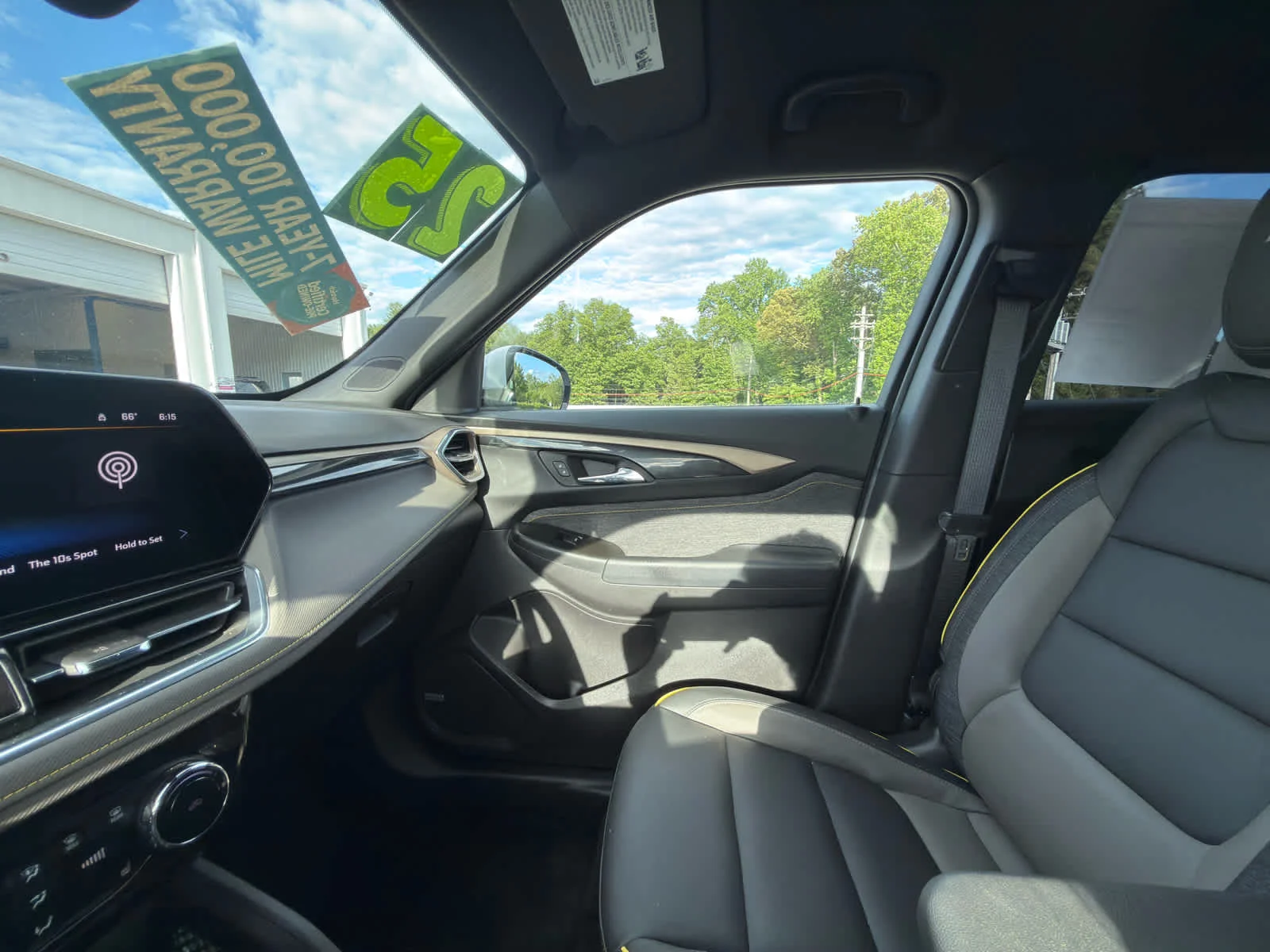 Used 2025 Iridescent Pearl Tricoat Chevrolet ACTIV image 27