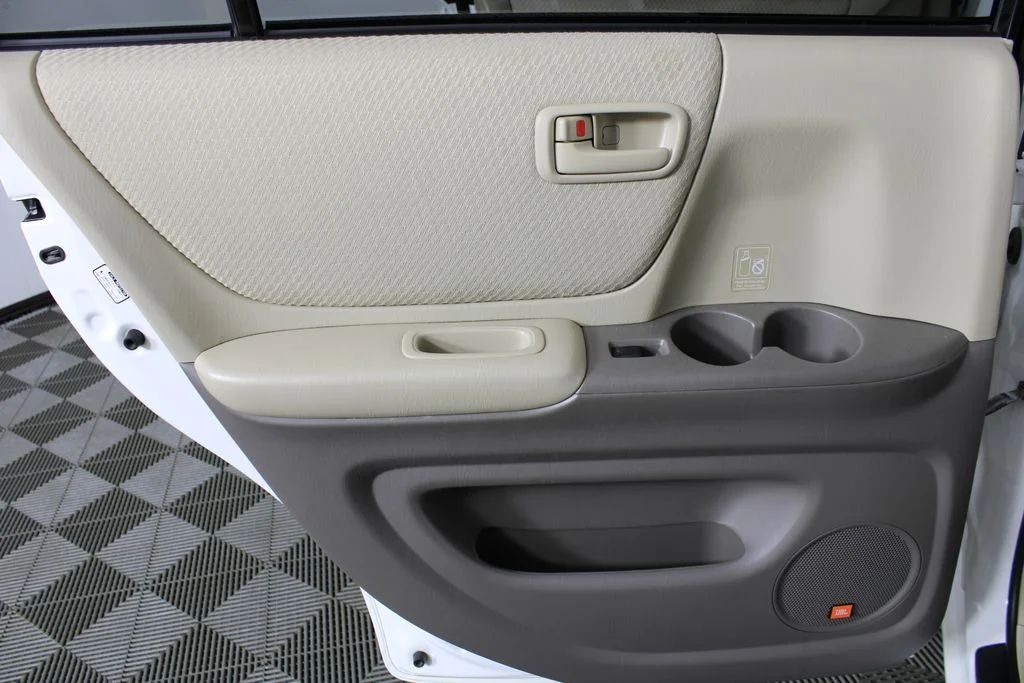 Used 2007 White Toyota V6 image 11