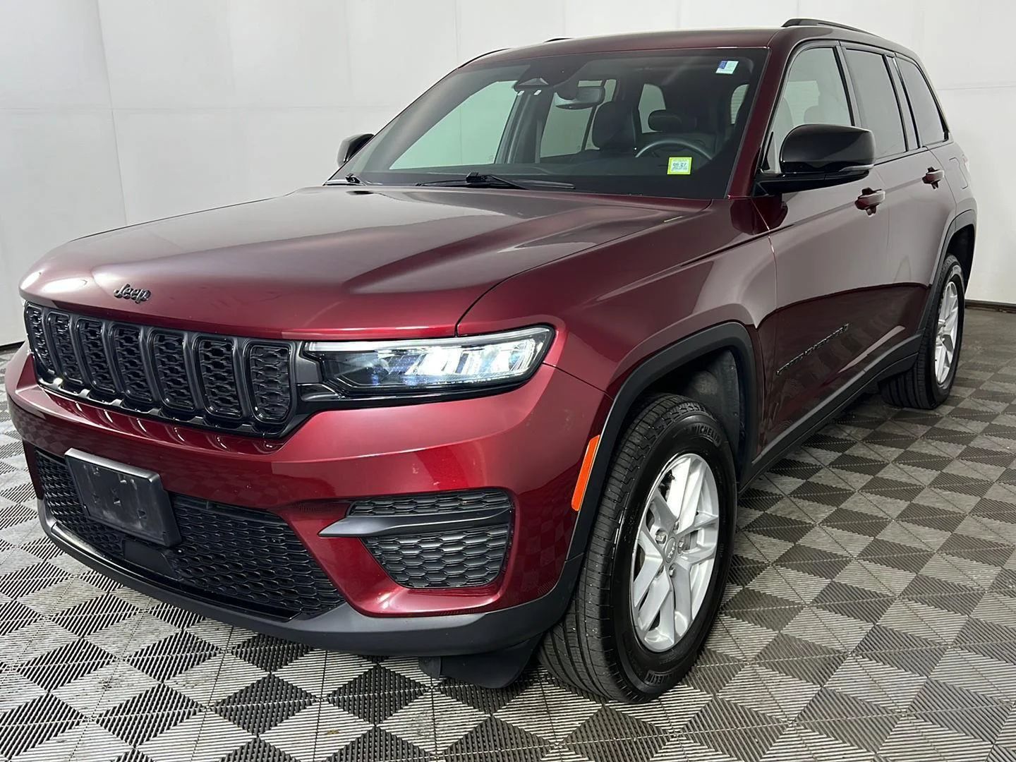 Used 2024 Velvet Red Pearlcoat Jeep Altitude X image 21