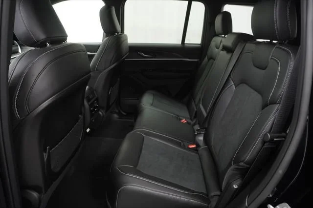 New 2026 Diamond Black Crystal Pearl-Coat Exterior Paint Jeep Laredo image 29