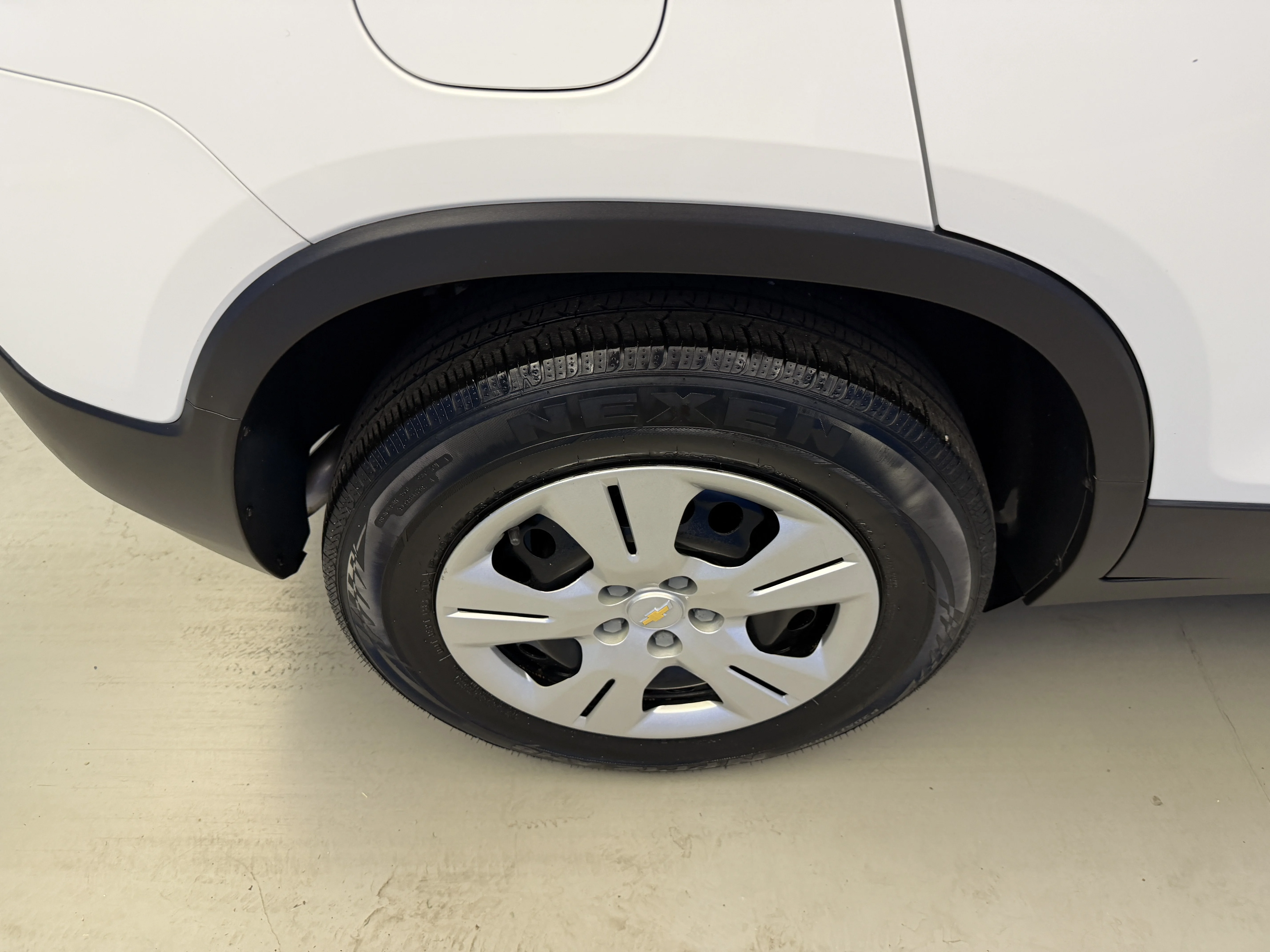 Used 2016 Summit White Chevrolet LS image 8