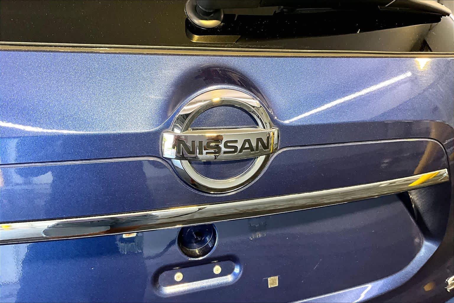 Used 2018 Caspian Blue Nissan SV image 33