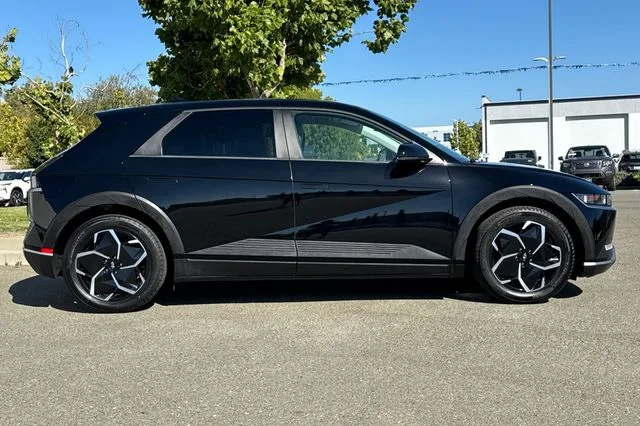 Used 2024 Black Hyundai SEL image 3
