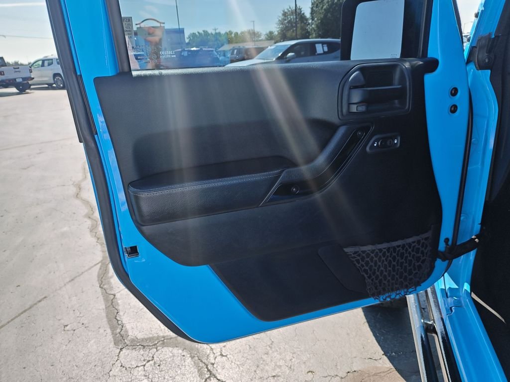 Used 2017 Blue Jeep Sahara image 12