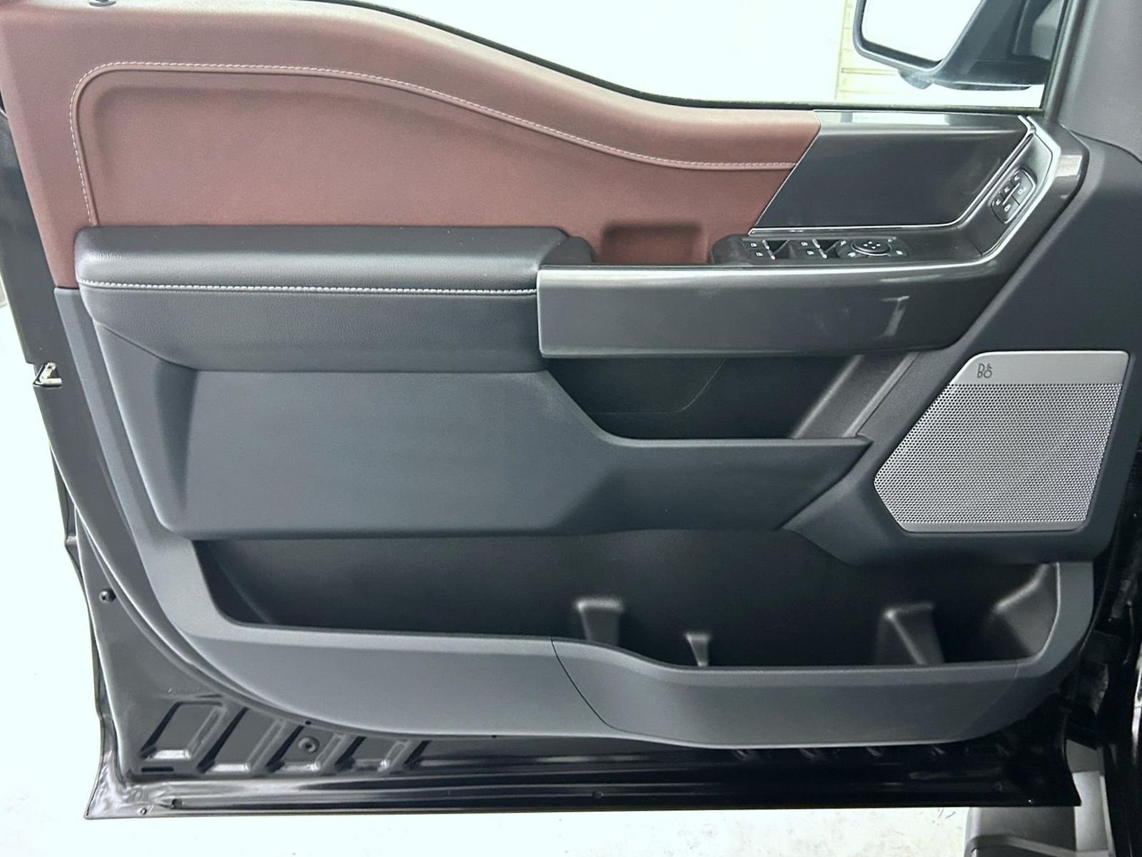 Used 2023 Agate Black Metallic Ford Lariat image 9