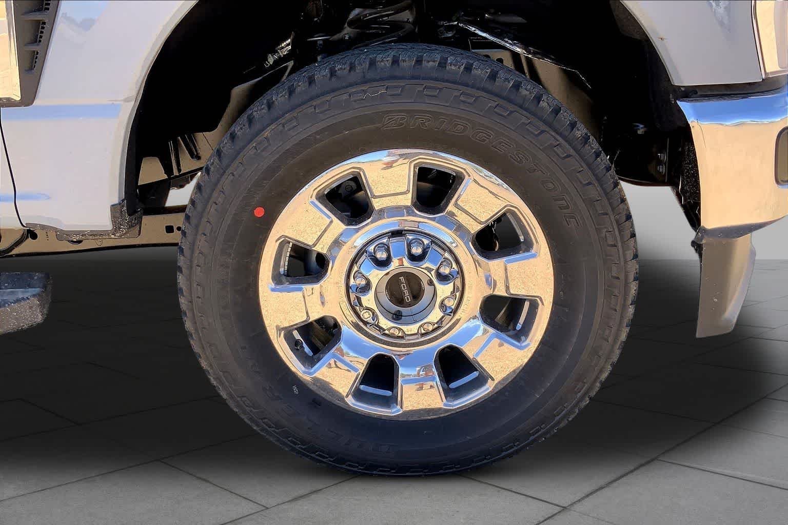 New 2026 Glacier Gray Metallic Tri-Coat Ford F-250® Lariat® image 11