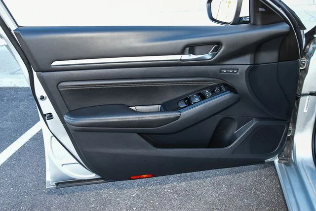 Used 2019 Silver Nissan 2.5 Platinum image 15