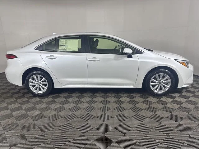 New 2026 Wind Chill Pearl <sup>1</sup> Toyota  XLE image 2