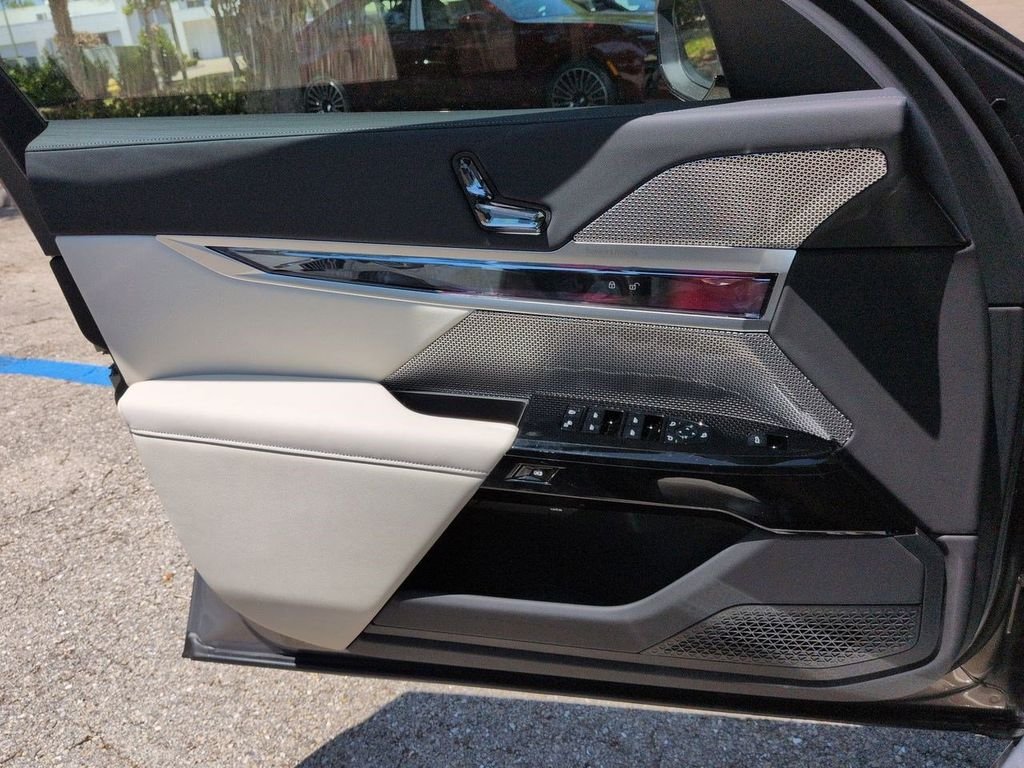 New 2026 Oxide Grey Metallic BMW 760i xDrive image 31