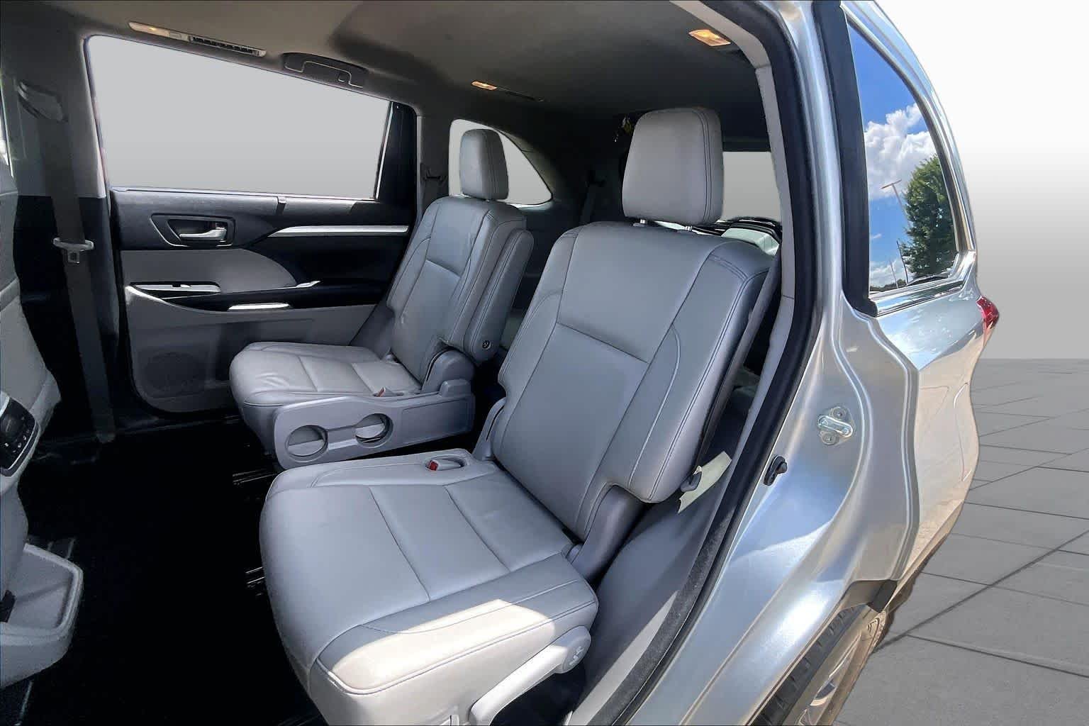 Used 2018 Celestial Silver Metallic Toyota XLE image 20