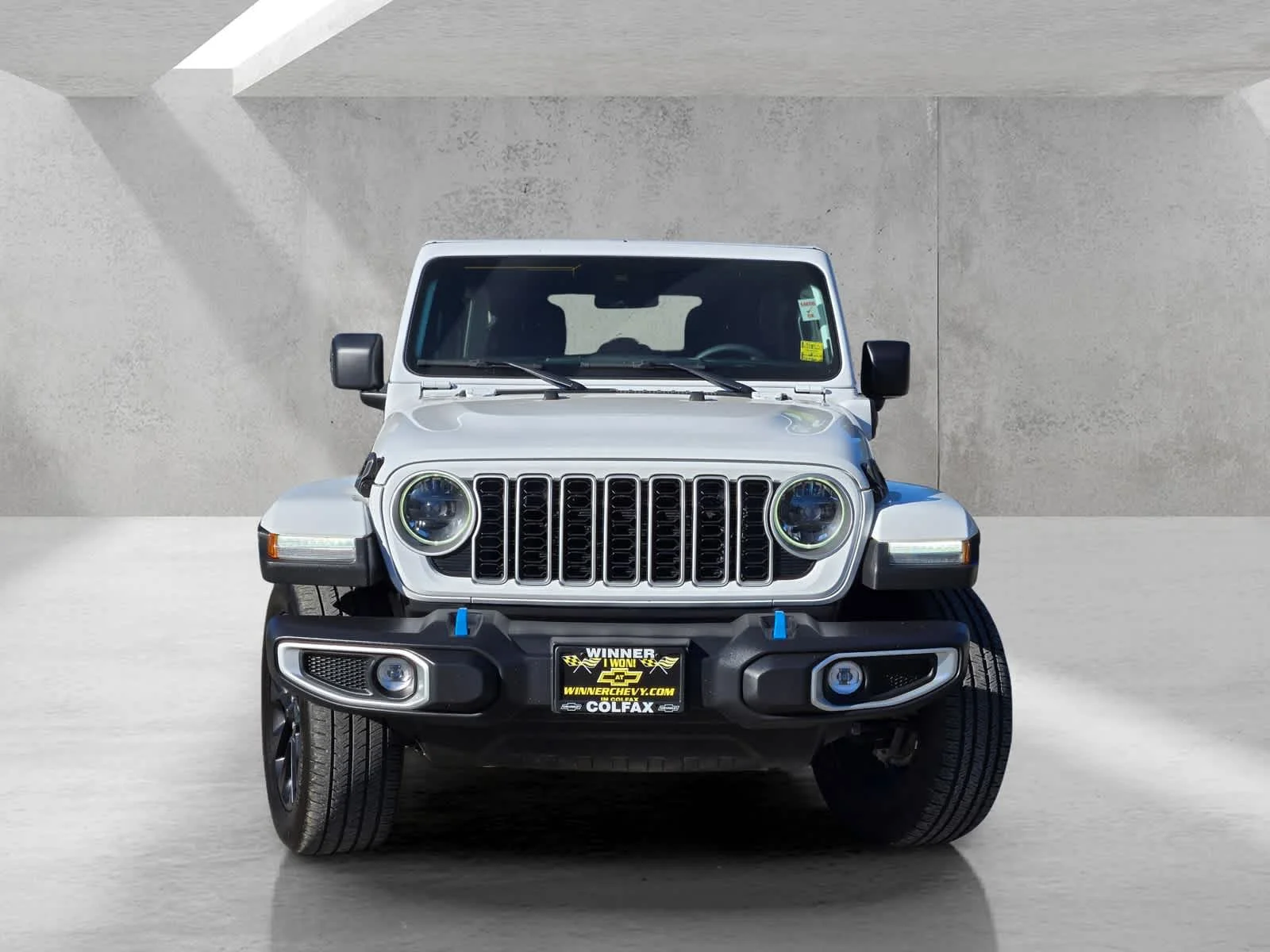 Used 2024  Jeep Sahara image 2