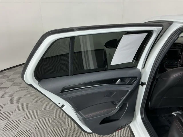 Used 2016  Volkswagen Autobahn image 25