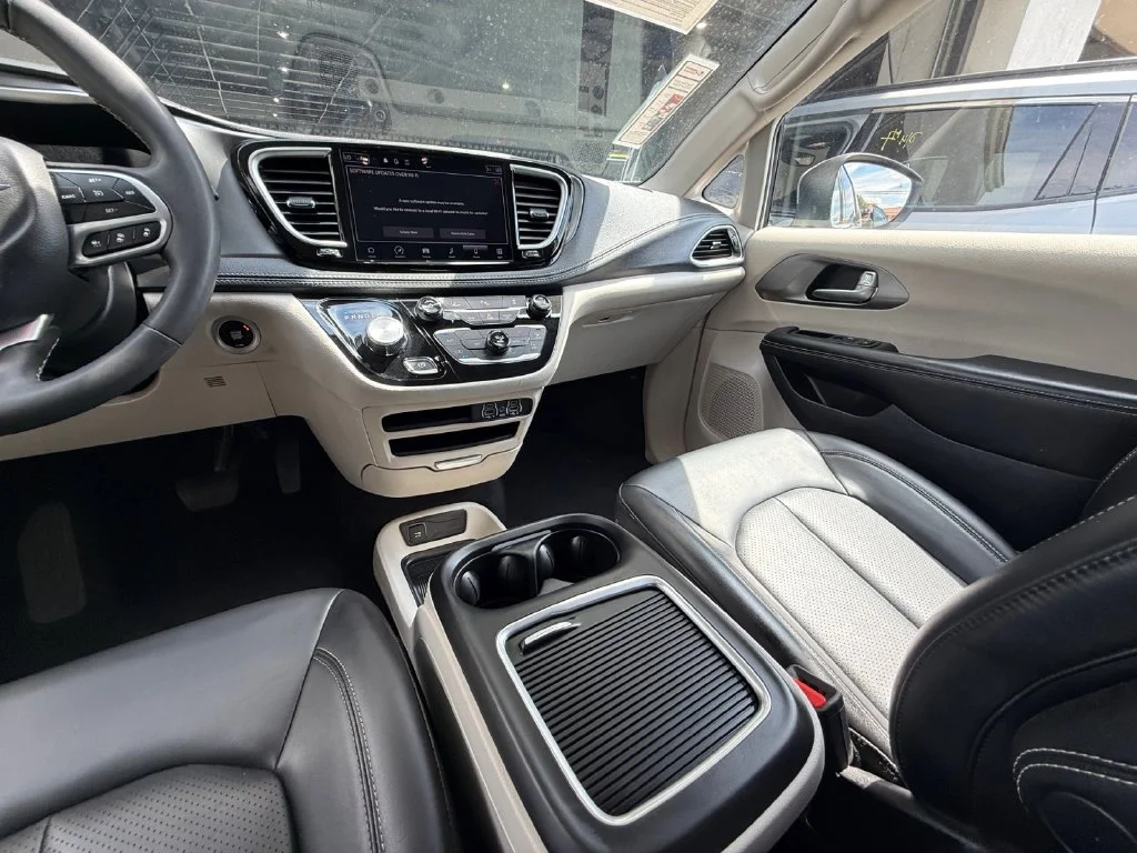 Used 2023 Silver Chrysler Touring L image 15