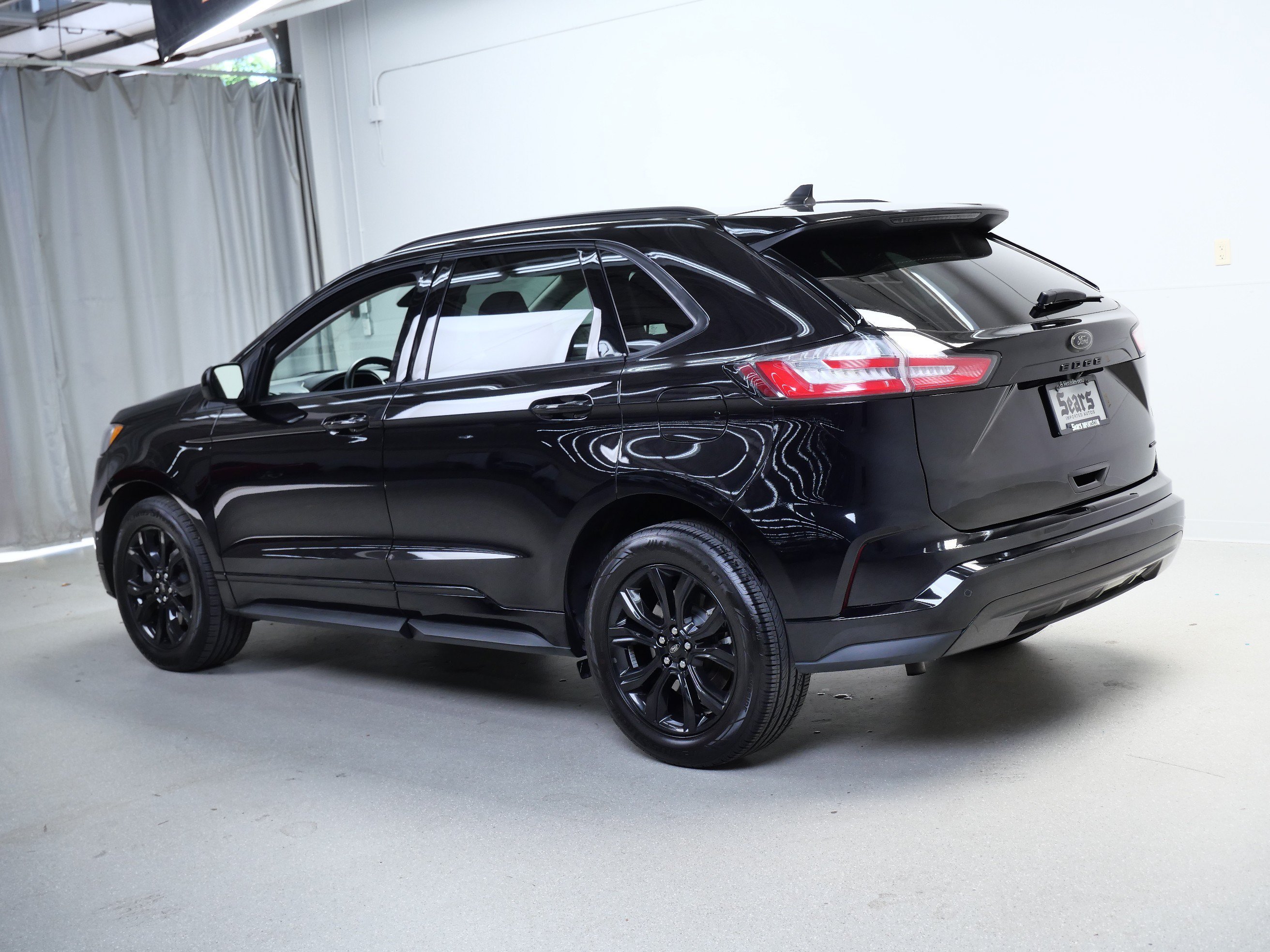 Used 2022 Black Ford SE image 9