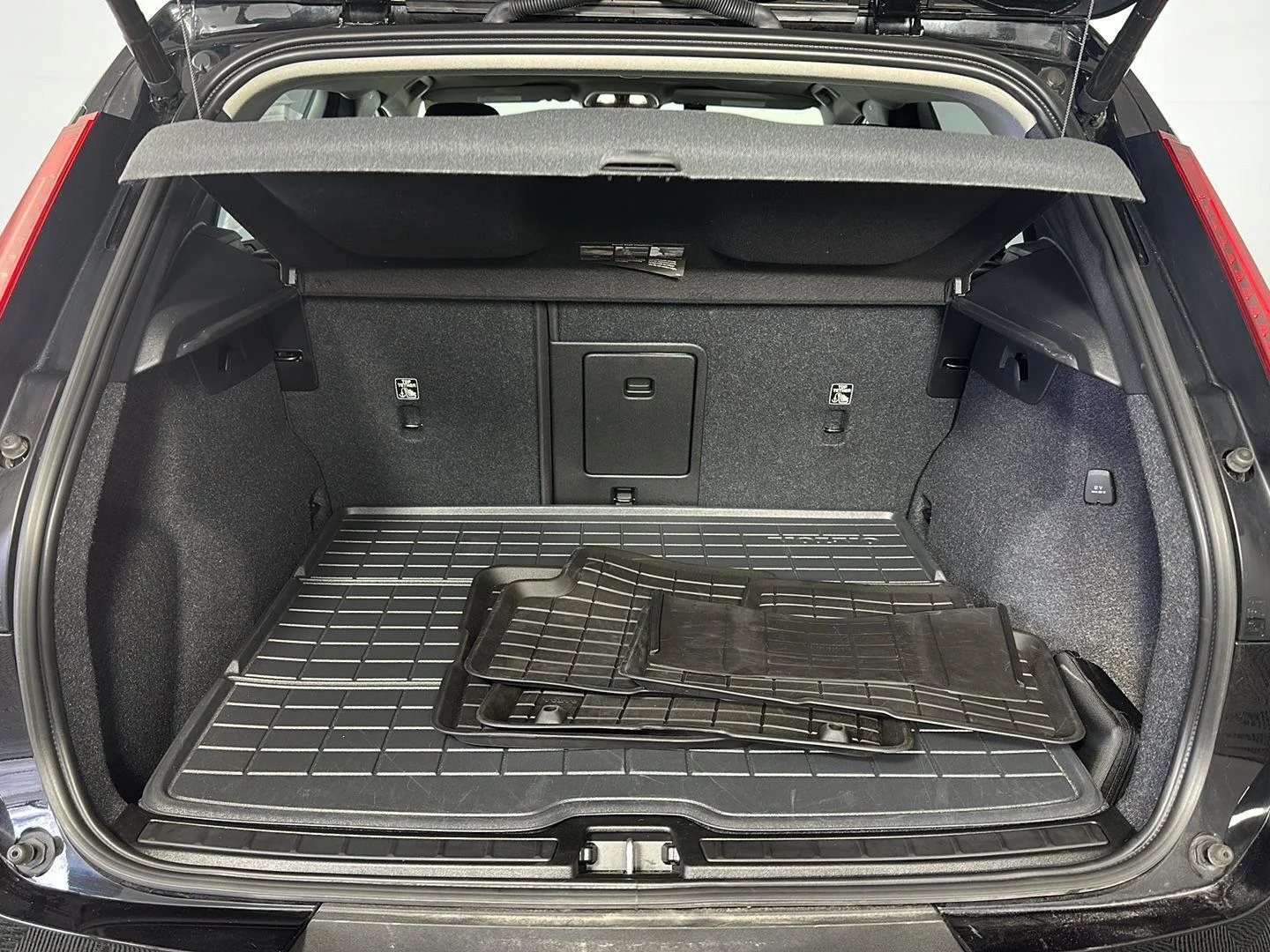 Used 2024 Onyx Black Metallic Volvo Plus Dark Theme image 23