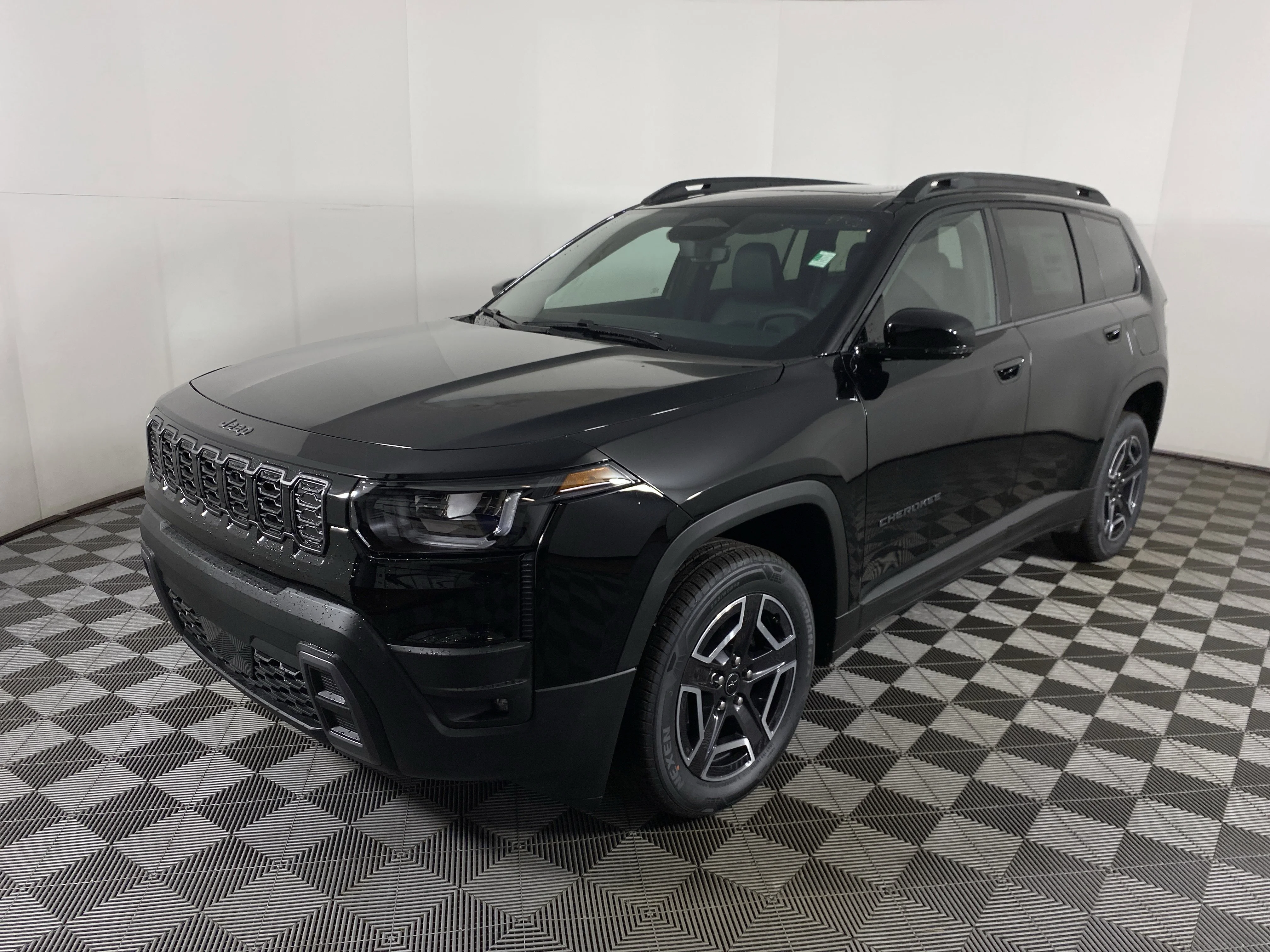New 2026 Diamond Black Crystal Pearl-Coat Exterior Paint Jeep Limited image 10