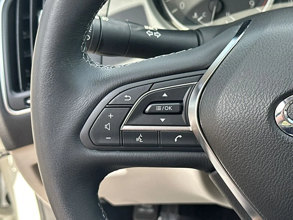 Used 2023 White INFINITI LUXE image 22