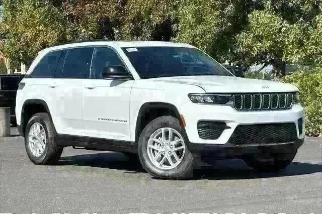 New 2025 Bright White Clear-Coat Exterior Paint Jeep Laredo X image 2
