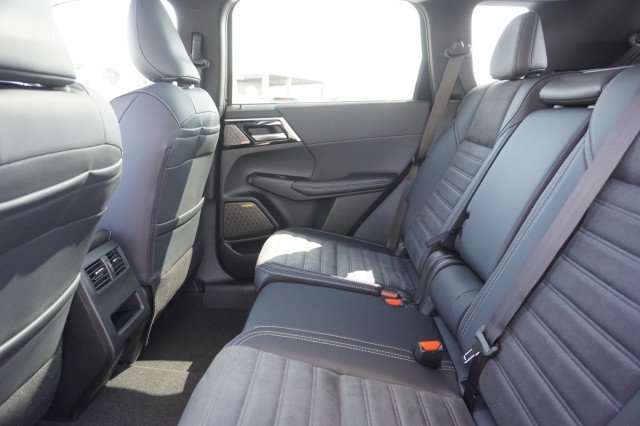 2025 Mitsubishi Outlander SE - Photo 35