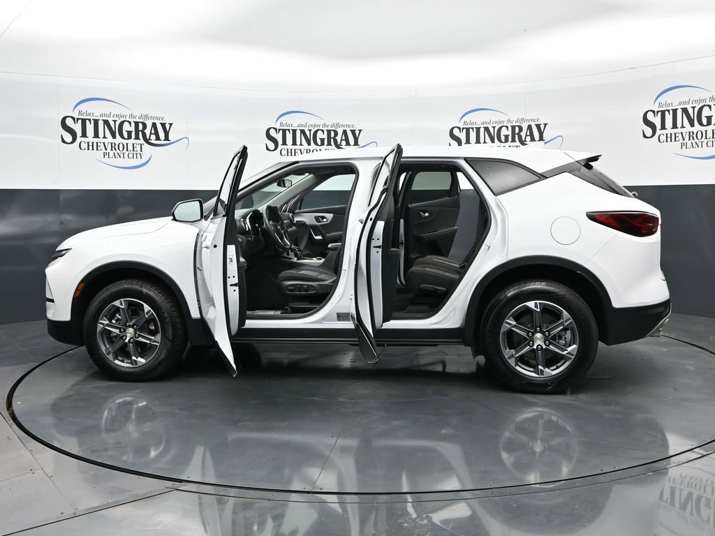 Used 2025 Summit White Chevrolet 2LT image 37