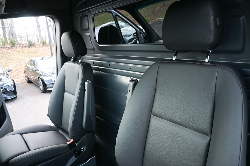 Used 2026 high-tech silver metallic Mercedes-Benz Cargo 144 WB image 5