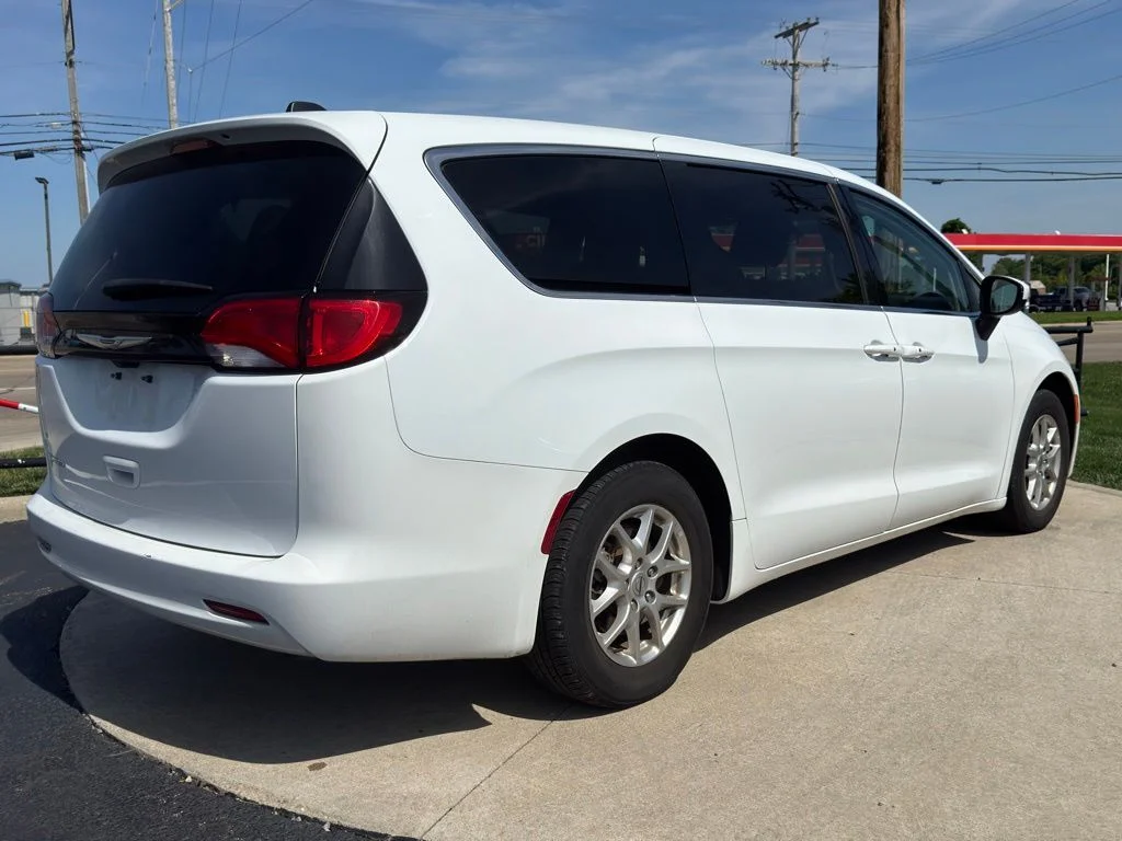 Used 2022 Bright White Clearcoat Chrysler LX image 7