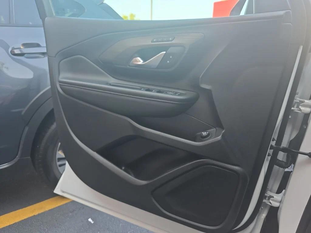 Used 2024 White GMC SLT image 25