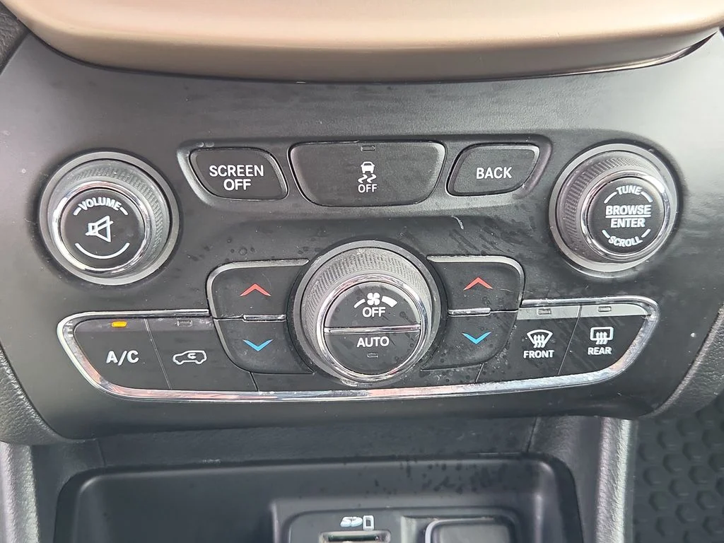 Used 2014 Gray Jeep Latitude image 37
