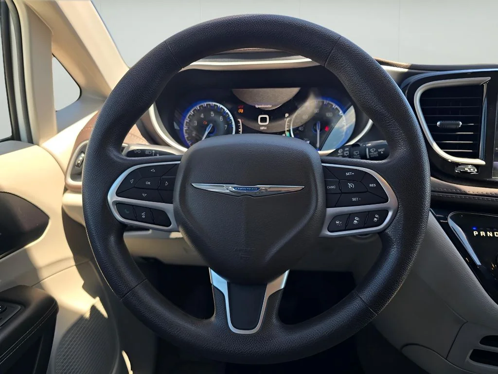 Used 2021 Bright White Clearcoat Chrysler Touring image 13