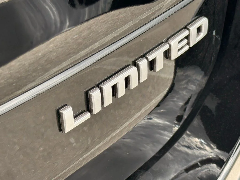 New 2026 Diamond Black Crystal Pearl-Coat Exterior Paint Jeep Limited image 39