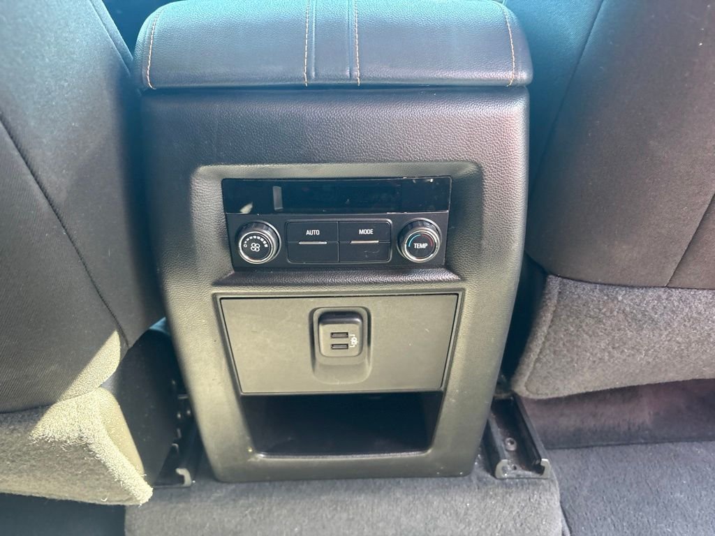 Used 2018 Iridescent Pearl Tricoat Chevrolet LT Cloth w/1LT image 31