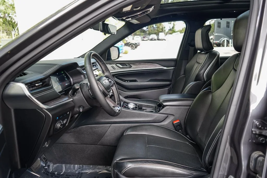 Used 2023 Gray Jeep Overland 4xe image 18