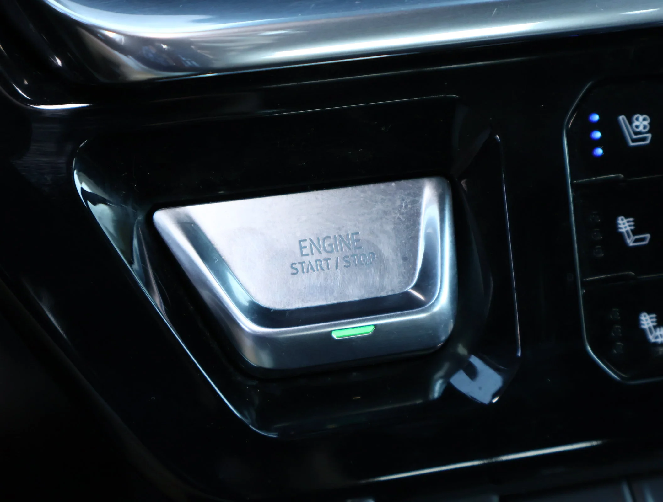 Used 2025 White Frost Tricoat GMC Denali image 22