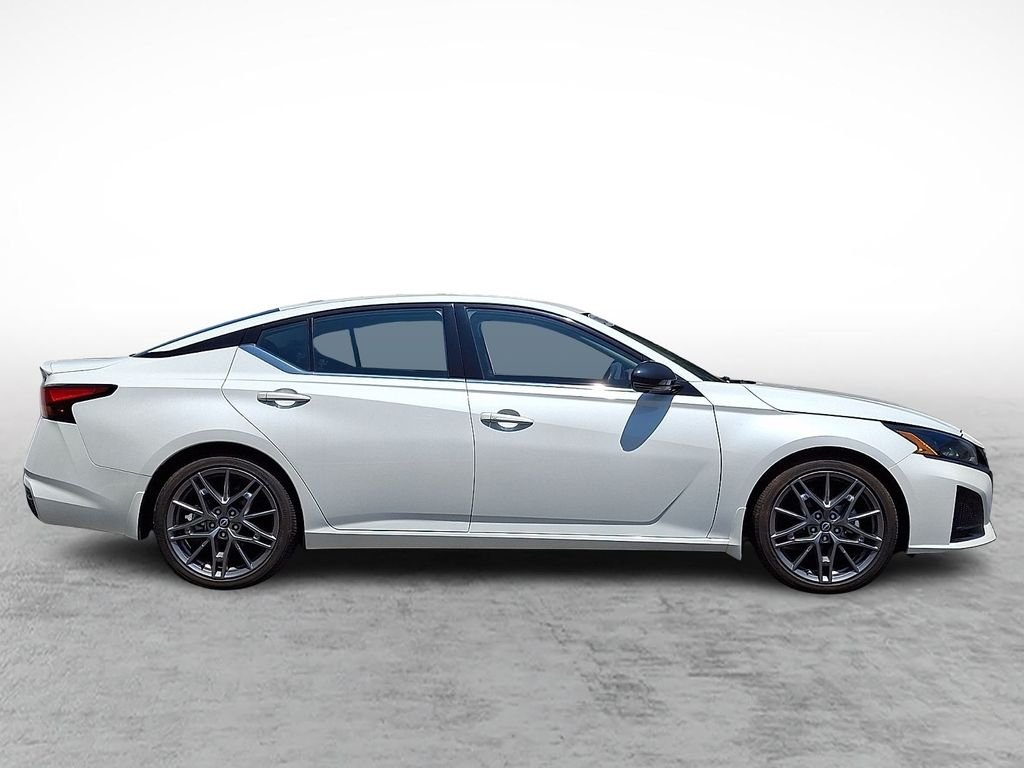 Used 2024 White Nissan 2.0 SR image 7