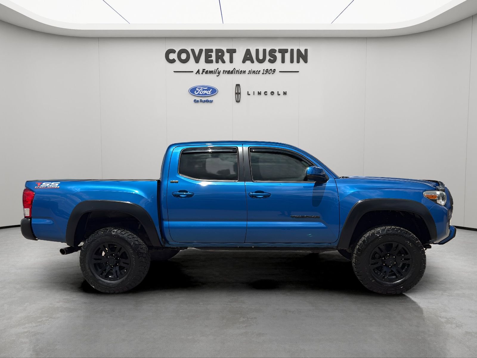 Used 2016 Blue Toyota SR5 image 6