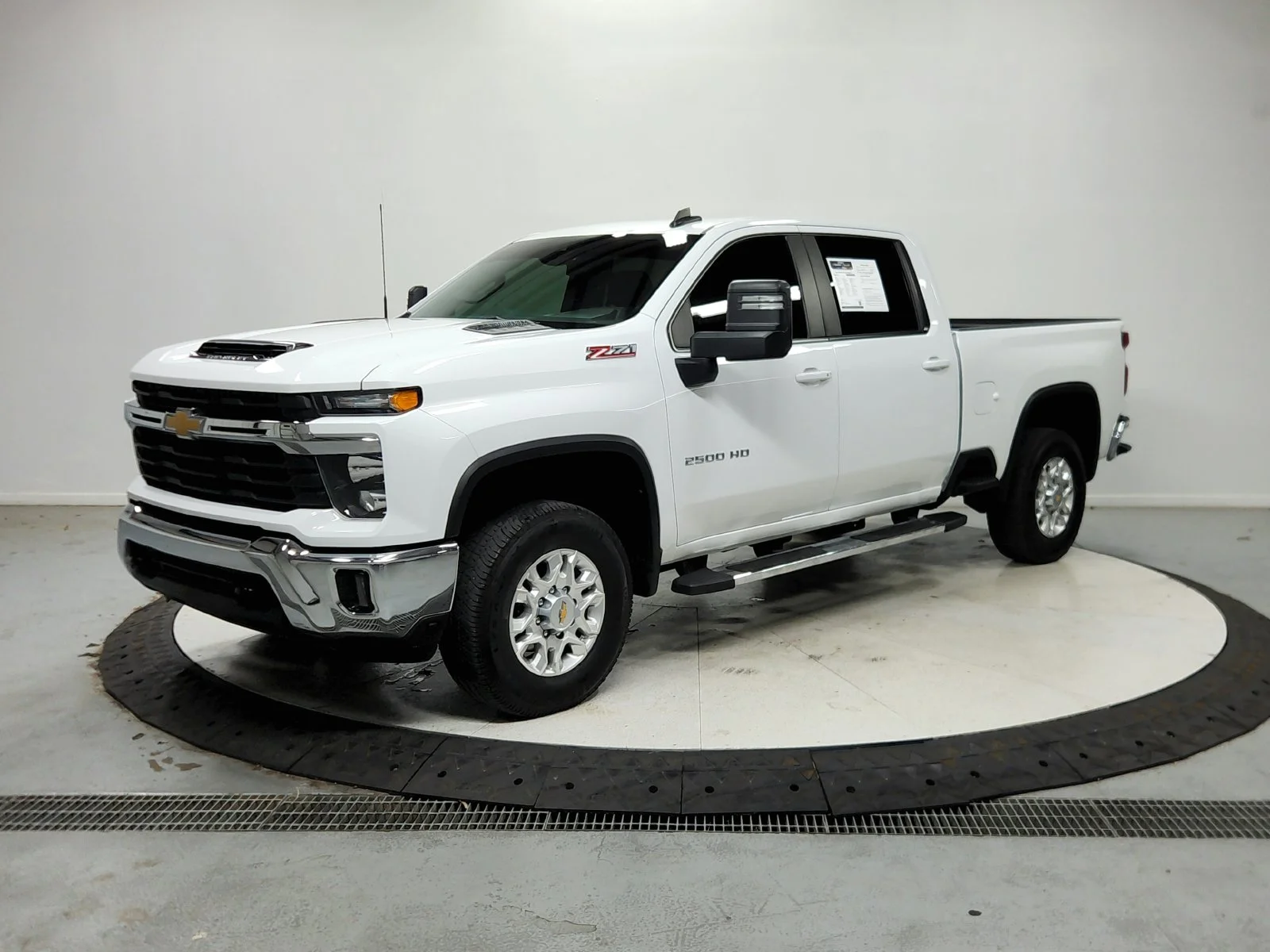 Used 2025 White Chevrolet LT image 4