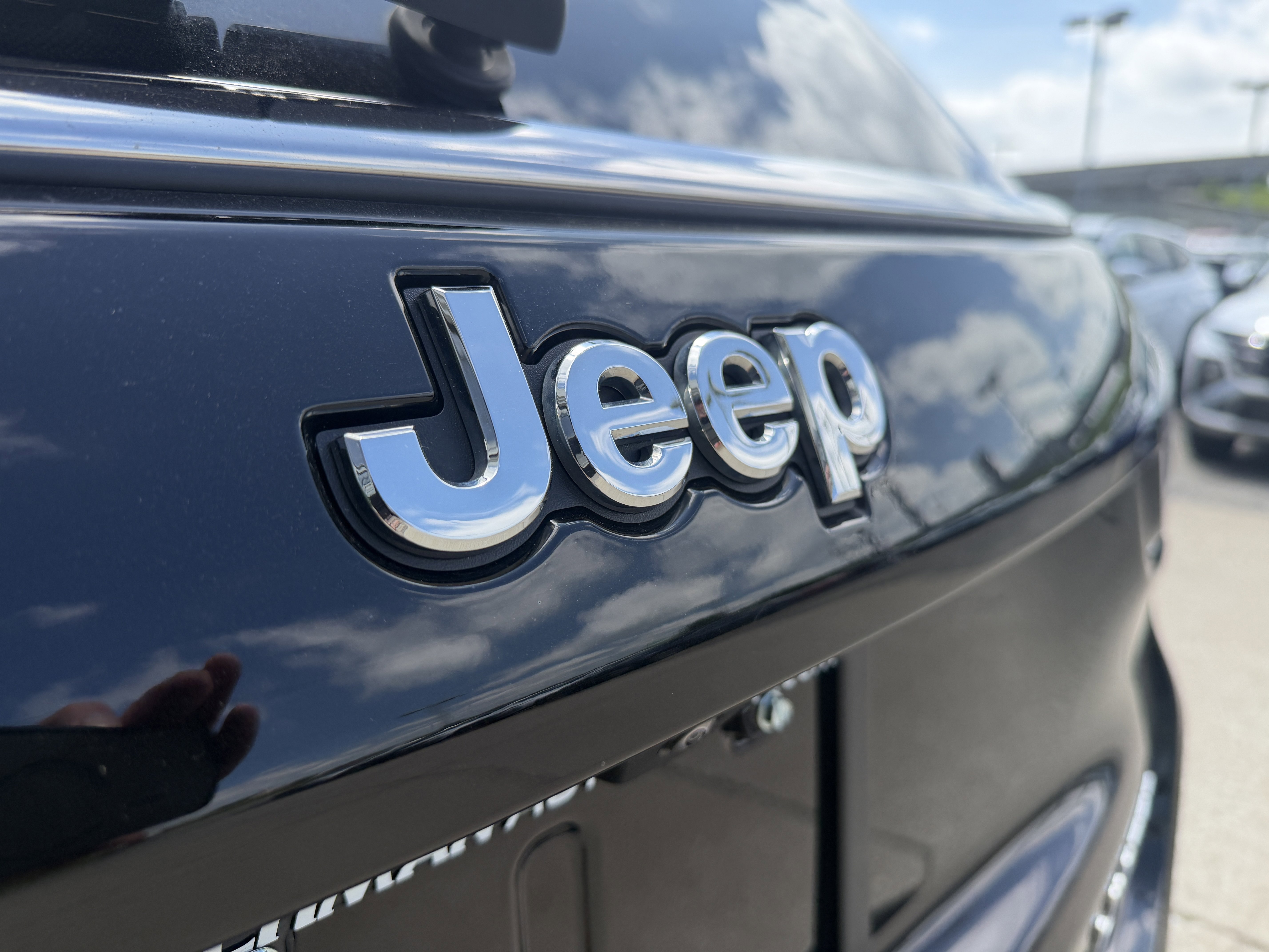Used 2022 Diamond Black Crystal Pearlcoat Jeep Limited image 8